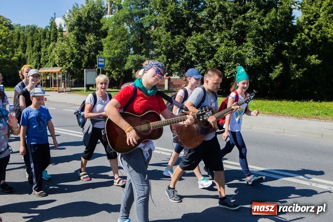 Zdjęcie w galerii na portalu naszraciborz.pl: Raciborska pielgrzymka na Jasną Górę. FOTOREPORTAŻ wiadomości z regionu
