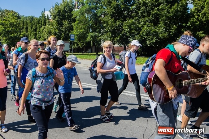 Zdjęcie w galerii na portalu naszraciborz.pl: Raciborska pielgrzymka na Jasną Górę. FOTOREPORTAŻ wiadomości z regionu