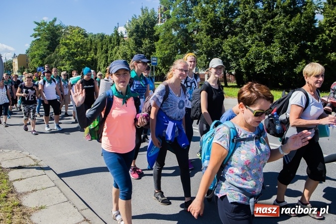 Zdjęcie w galerii na portalu naszraciborz.pl: Raciborska pielgrzymka na Jasną Górę. FOTOREPORTAŻ wiadomości z regionu