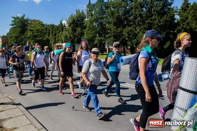 Zdjęcie w galerii na portalu naszraciborz.pl: Raciborska pielgrzymka na Jasną Górę. FOTOREPORTAŻ wiadomości z regionu
