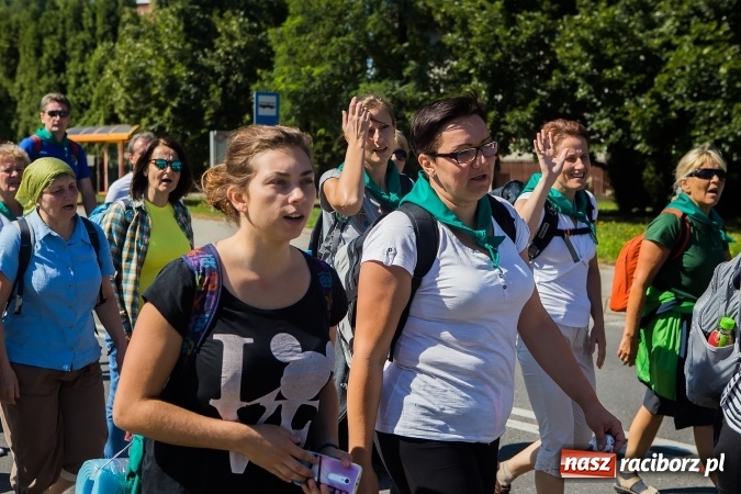 Zdjęcie w galerii na portalu naszraciborz.pl: Raciborska pielgrzymka na Jasną Górę. FOTOREPORTAŻ wiadomości z regionu