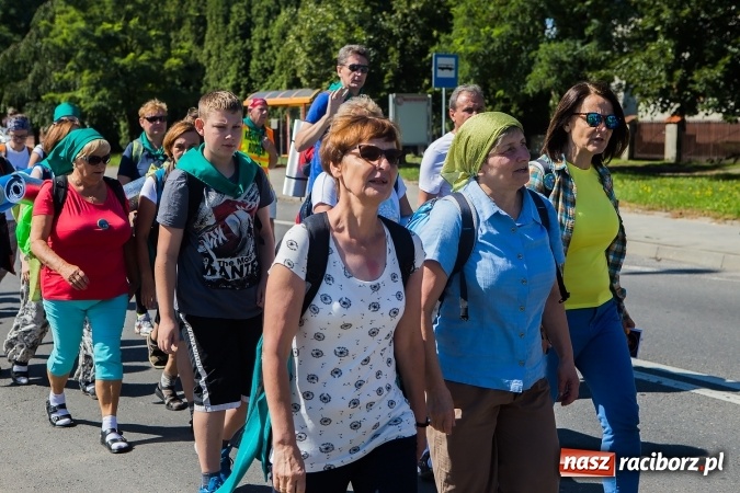 Zdjęcie w galerii na portalu naszraciborz.pl: Raciborska pielgrzymka na Jasną Górę. FOTOREPORTAŻ wiadomości z regionu