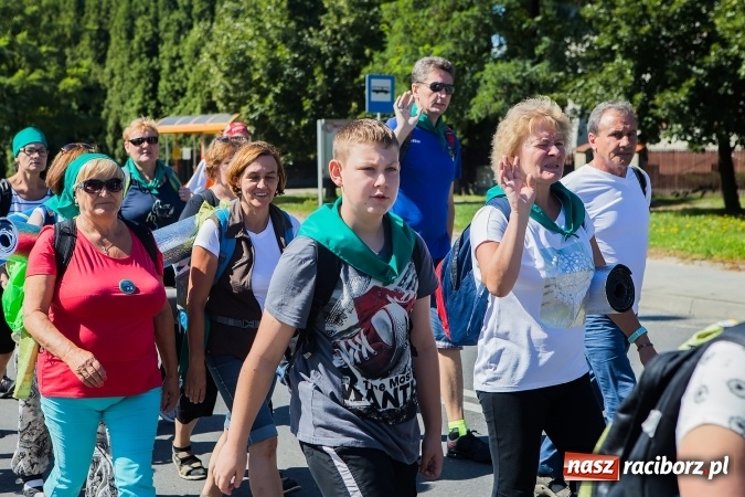 Zdjęcie w galerii na portalu naszraciborz.pl: Raciborska pielgrzymka na Jasną Górę. FOTOREPORTAŻ wiadomości z regionu