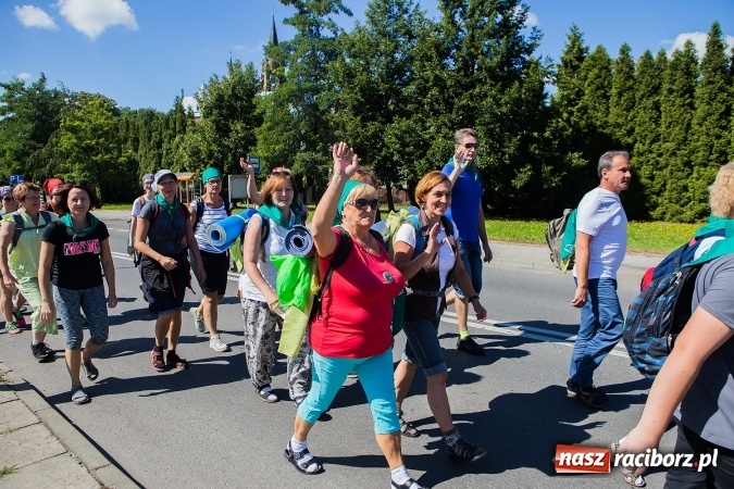 Zdjęcie w galerii na portalu naszraciborz.pl: Raciborska pielgrzymka na Jasną Górę. FOTOREPORTAŻ wiadomości z regionu