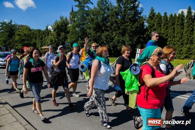 Zdjęcie w galerii na portalu naszraciborz.pl: Raciborska pielgrzymka na Jasną Górę. FOTOREPORTAŻ wiadomości z regionu