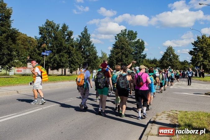 Zdjęcie w galerii na portalu naszraciborz.pl: Raciborska pielgrzymka na Jasną Górę. FOTOREPORTAŻ wiadomości z regionu