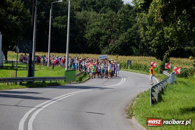 Zdjęcie w galerii na portalu naszraciborz.pl: Raciborska pielgrzymka na Jasną Górę. FOTOREPORTAŻ wiadomości z regionu