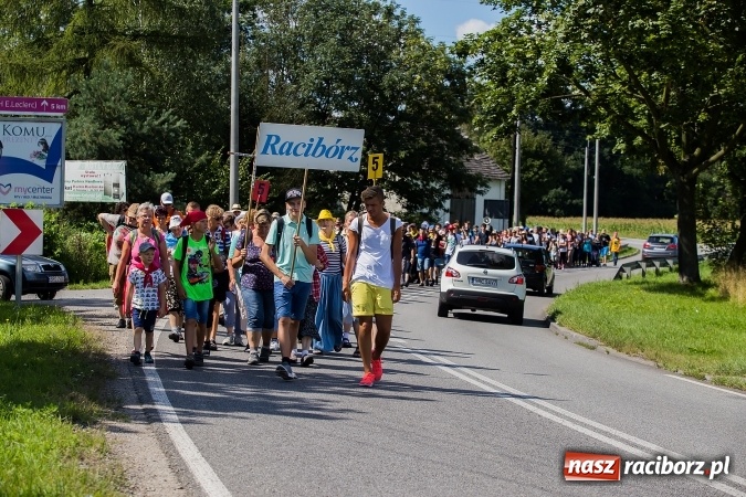 Zdjęcie w galerii na portalu naszraciborz.pl: Raciborska pielgrzymka na Jasną Górę. FOTOREPORTAŻ wiadomości z regionu