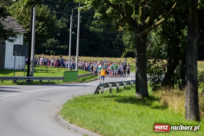 Zdjęcie w galerii na portalu naszraciborz.pl: Raciborska pielgrzymka na Jasną Górę. FOTOREPORTAŻ wiadomości z regionu