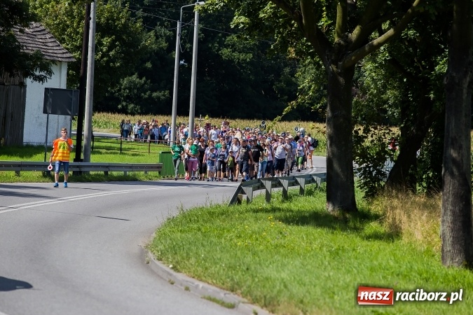 Zdjęcie w galerii na portalu naszraciborz.pl: Raciborska pielgrzymka na Jasną Górę. FOTOREPORTAŻ wiadomości z regionu