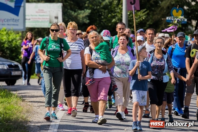 Zdjęcie w galerii na portalu naszraciborz.pl: Raciborska pielgrzymka na Jasną Górę. FOTOREPORTAŻ wiadomości z regionu