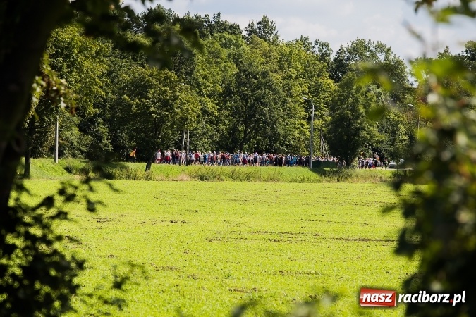 Zdjęcie w galerii na portalu naszraciborz.pl: Raciborska pielgrzymka na Jasną Górę. FOTOREPORTAŻ wiadomości z regionu