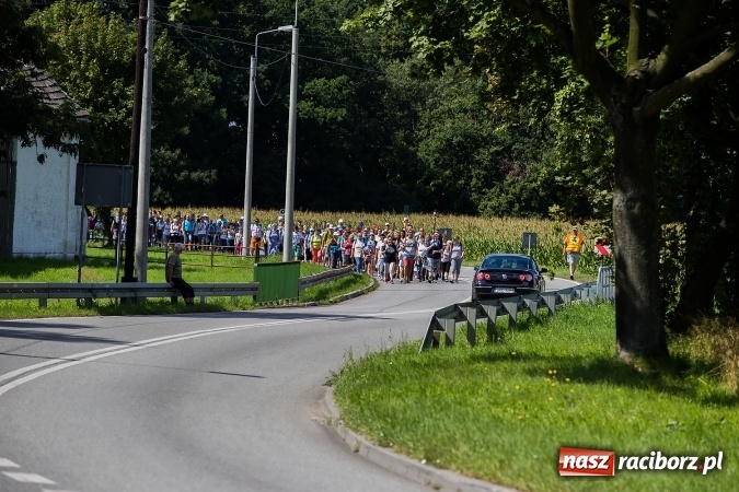 Zdjęcie w galerii na portalu naszraciborz.pl: Raciborska pielgrzymka na Jasną Górę. FOTOREPORTAŻ wiadomości z regionu