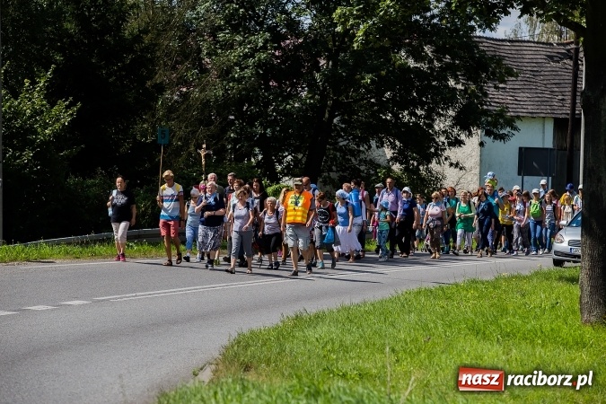 Zdjęcie w galerii na portalu naszraciborz.pl: Raciborska pielgrzymka na Jasną Górę. FOTOREPORTAŻ wiadomości z regionu
