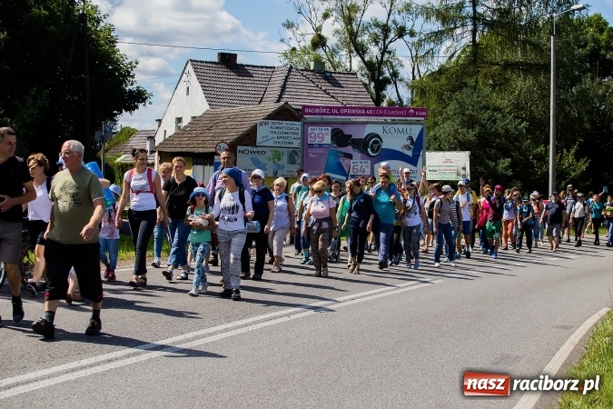 Zdjęcie w galerii na portalu naszraciborz.pl: Raciborska pielgrzymka na Jasną Górę. FOTOREPORTAŻ wiadomości z regionu