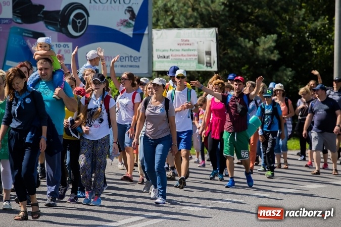 Zdjęcie w galerii na portalu naszraciborz.pl: Raciborska pielgrzymka na Jasną Górę. FOTOREPORTAŻ wiadomości z regionu