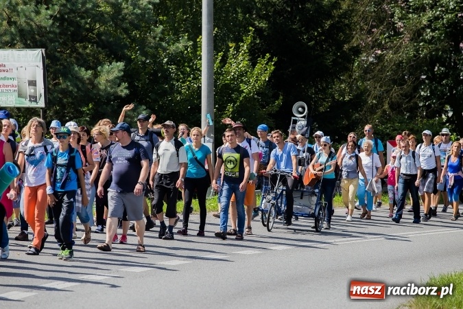 Zdjęcie w galerii na portalu naszraciborz.pl: Raciborska pielgrzymka na Jasną Górę. FOTOREPORTAŻ wiadomości z regionu