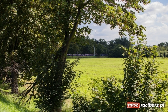 Zdjęcie w galerii na portalu naszraciborz.pl: Raciborska pielgrzymka na Jasną Górę. FOTOREPORTAŻ wiadomości z regionu