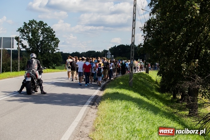 Zdjęcie w galerii na portalu naszraciborz.pl: Raciborska pielgrzymka na Jasną Górę. FOTOREPORTAŻ wiadomości z regionu