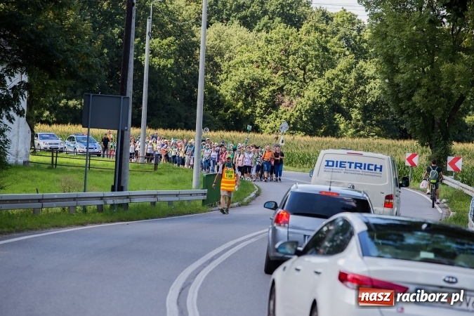 Zdjęcie w galerii na portalu naszraciborz.pl: Raciborska pielgrzymka na Jasną Górę. FOTOREPORTAŻ wiadomości z regionu