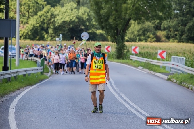 Zdjęcie w galerii na portalu naszraciborz.pl: Raciborska pielgrzymka na Jasną Górę. FOTOREPORTAŻ wiadomości z regionu