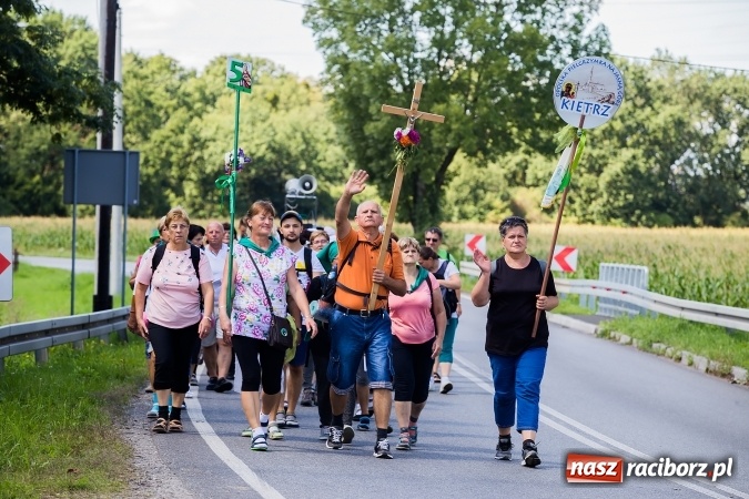 Zdjęcie w galerii na portalu naszraciborz.pl: Raciborska pielgrzymka na Jasną Górę. FOTOREPORTAŻ wiadomości z regionu