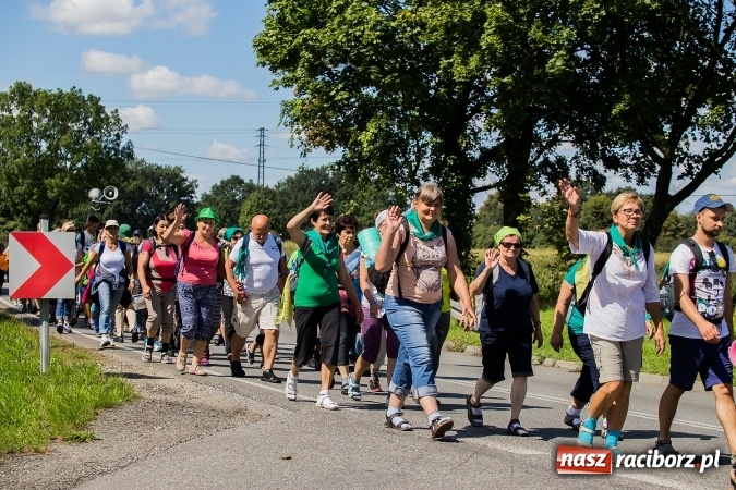 Zdjęcie w galerii na portalu naszraciborz.pl: Raciborska pielgrzymka na Jasną Górę. FOTOREPORTAŻ wiadomości z regionu