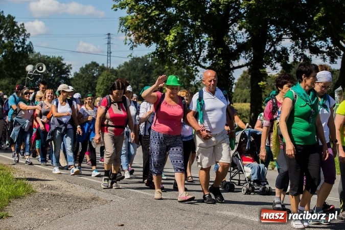 Zdjęcie w galerii na portalu naszraciborz.pl: Raciborska pielgrzymka na Jasną Górę. FOTOREPORTAŻ wiadomości z regionu