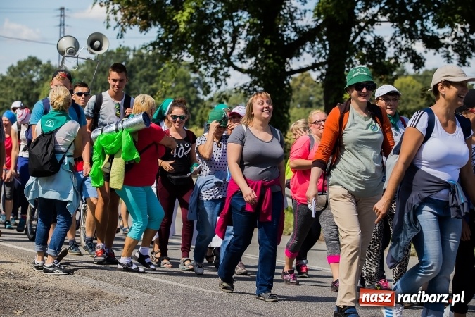 Zdjęcie w galerii na portalu naszraciborz.pl: Raciborska pielgrzymka na Jasną Górę. FOTOREPORTAŻ wiadomości z regionu