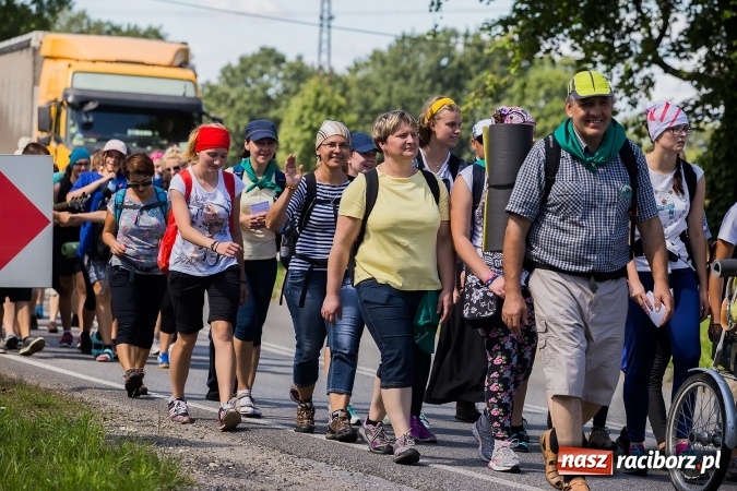 Zdjęcie w galerii na portalu naszraciborz.pl: Raciborska pielgrzymka na Jasną Górę. FOTOREPORTAŻ wiadomości z regionu