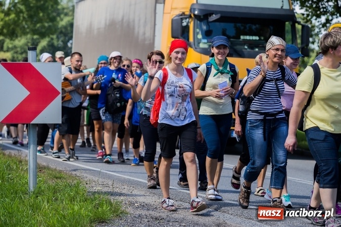 Zdjęcie w galerii na portalu naszraciborz.pl: Raciborska pielgrzymka na Jasną Górę. FOTOREPORTAŻ wiadomości z regionu