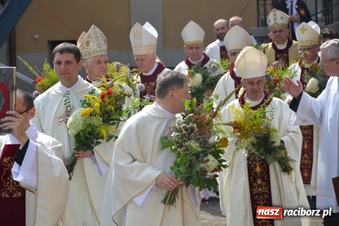 Zdjęcie w galerii na portalu naszraciborz.pl: Ciemna noc daje nam nadzieję na piękny poranek - Odpust Metropolitarny w Rudach! wiadomości z regionu