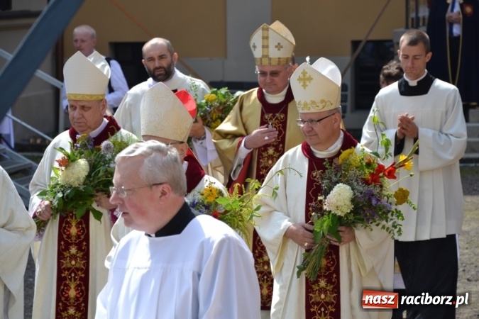 Zdjęcie w galerii na portalu naszraciborz.pl: Ciemna noc daje nam nadzieję na piękny poranek - Odpust Metropolitarny w Rudach! wiadomości z regionu