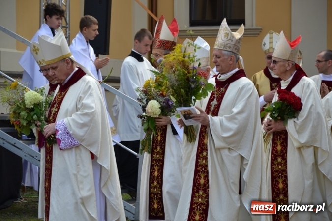 Zdjęcie w galerii na portalu naszraciborz.pl: Ciemna noc daje nam nadzieję na piękny poranek - Odpust Metropolitarny w Rudach! wiadomości z regionu