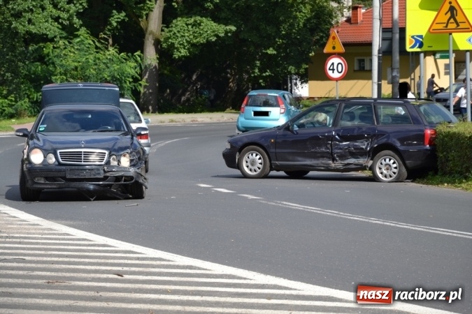 Zdjęcie w galerii na portalu naszraciborz.pl: Zderzenie mercedesa i audi w Rudach  wiadomości z regionu
