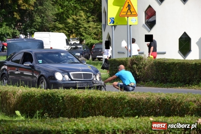 Zdjęcie w galerii na portalu naszraciborz.pl: Zderzenie mercedesa i audi w Rudach  wiadomości z regionu