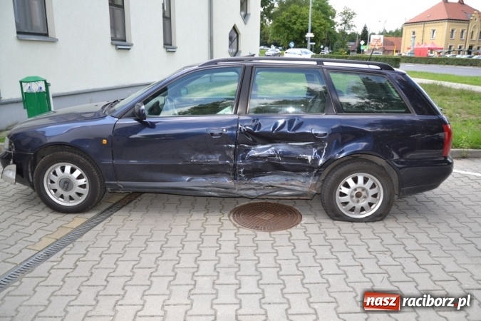 Zdjęcie w galerii na portalu naszraciborz.pl: Zderzenie mercedesa i audi w Rudach  wiadomości z regionu