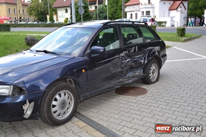 Zdjęcie w galerii na portalu naszraciborz.pl: Zderzenie mercedesa i audi w Rudach  wiadomości z regionu