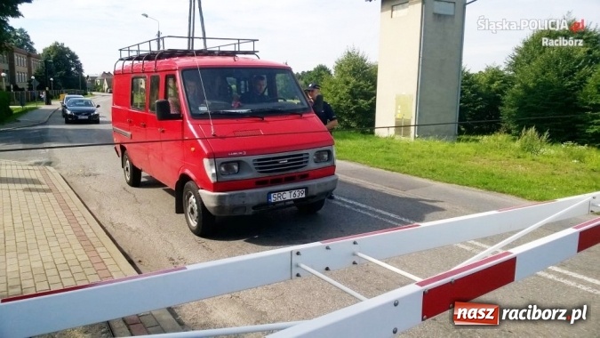 Zdjęcie w galerii na portalu naszraciborz.pl: Bezpieczny przejazd - wspólna akcja policjantów i pracowników PKP wiadomości z regionu