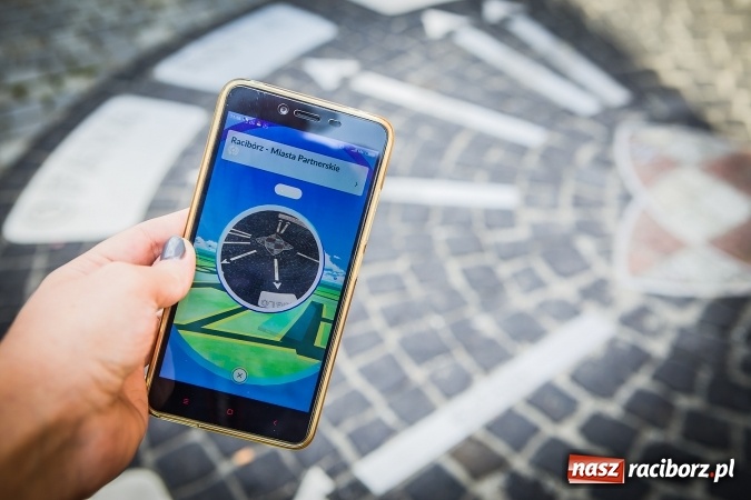 Zdjęcie w galerii na portalu naszraciborz.pl: Pokemony opanowały cały świat, dotarły r&oacute;wnież do Raciborza wiadomości z regionu