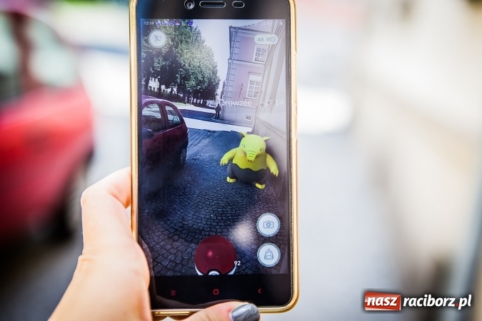 Zdjęcie w galerii na portalu naszraciborz.pl: Pokemony opanowały cały świat, dotarły r&oacute;wnież do Raciborza wiadomości z regionu