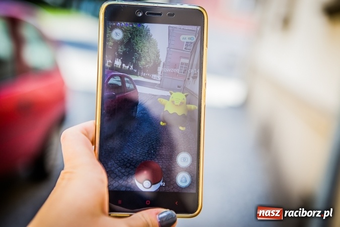 Zdjęcie w galerii na portalu naszraciborz.pl: Pokemony opanowały cały świat, dotarły r&oacute;wnież do Raciborza wiadomości z regionu