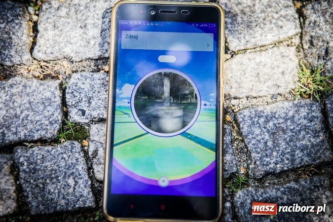 Zdjęcie w galerii na portalu naszraciborz.pl: Pokemony opanowały cały świat, dotarły r&oacute;wnież do Raciborza wiadomości z regionu