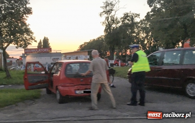 Zdjęcie w galerii na portalu naszraciborz.pl: Zderzenie fiatów na Piaskowej. Na strachu się skończyło  wiadomości z regionu