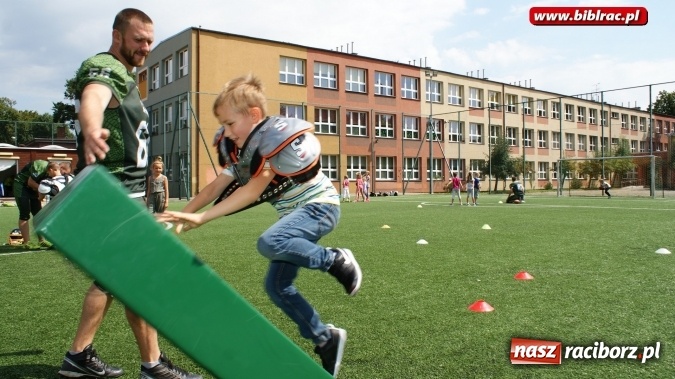 Zdjęcie w galerii na portalu naszraciborz.pl: No, a teraz zażyjmy sobie pieg&oacute;w! - Akademia Pana Kleksa zawitała do Raciborza wiadomości z regionu
