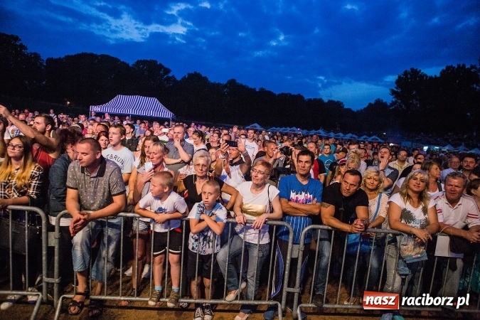 Zdjęcie w galerii na portalu naszraciborz.pl: Memoriał 2016: Dobra zabawa przy przebojach Fancy'ego wiadomości z regionu