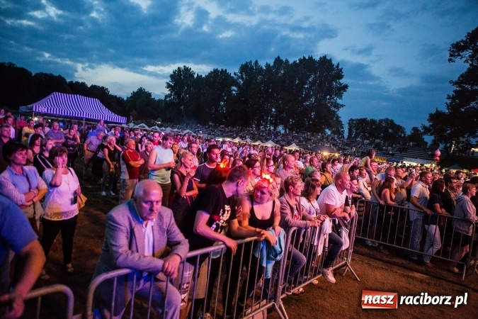 Zdjęcie w galerii na portalu naszraciborz.pl: Memoriał 2016: Dobra zabawa przy przebojach Fancy'ego wiadomości z regionu