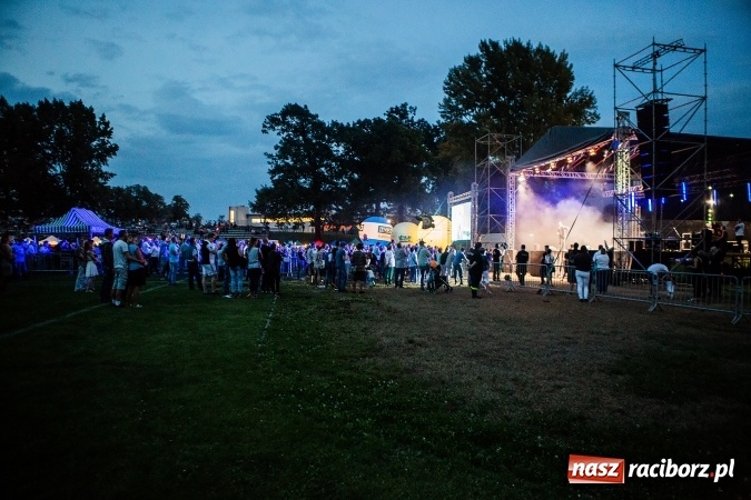 Zdjęcie w galerii na portalu naszraciborz.pl: Memoriał 2016: Dobra zabawa przy przebojach Fancy'ego wiadomości z regionu