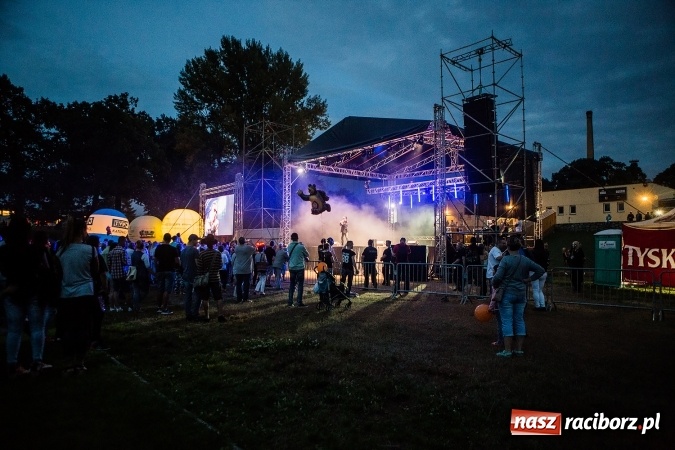 Zdjęcie w galerii na portalu naszraciborz.pl: Memoriał 2016: Dobra zabawa przy przebojach Fancy'ego wiadomości z regionu