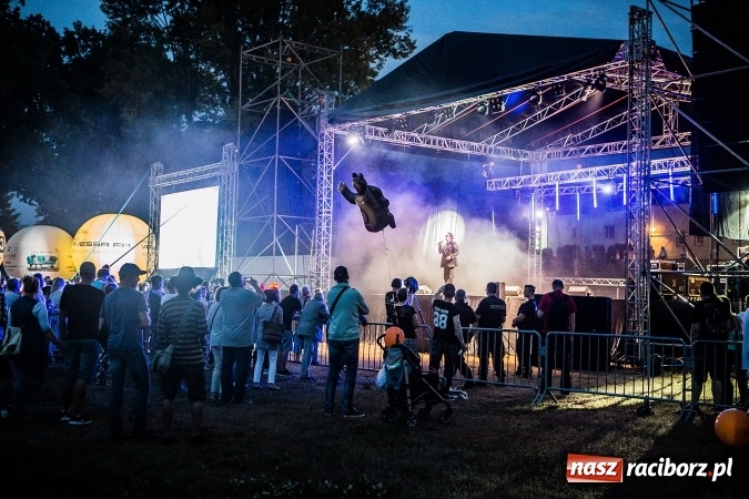 Zdjęcie w galerii na portalu naszraciborz.pl: Memoriał 2016: Dobra zabawa przy przebojach Fancy'ego wiadomości z regionu